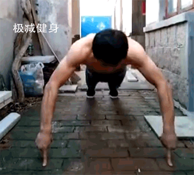 做俯卧撑手腕痛不是你力量差,手掌换个角度没准你能更