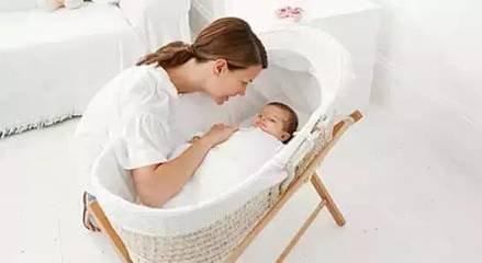 1,宝宝睡着时,不要给他喂奶或换尿布