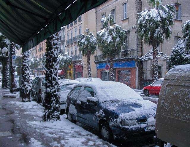 南方的城市已经大雪纷飞!该如何清理车上积雪?如何