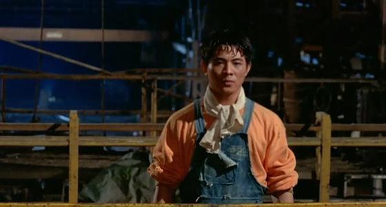 李连杰也决定试一试,于是在1987年,李连杰导演的电影《中华英雄》开拍