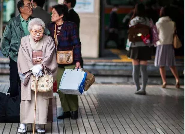 不帮忙带孩子,不"养儿防老",日本老人的晚年生活这样