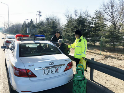 年三十被困高速 这一老一小坐着警车回家团圆