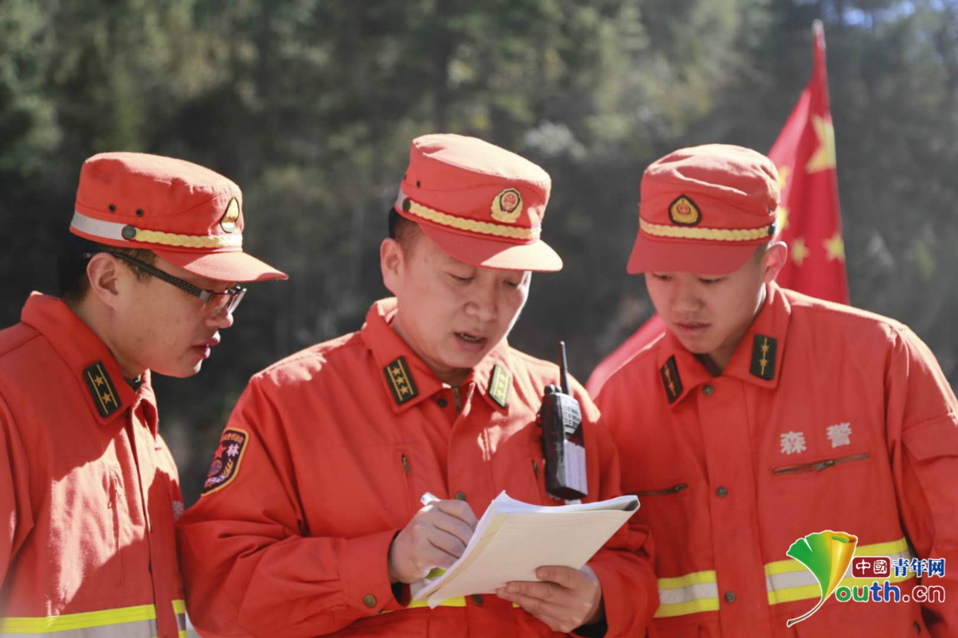 甘孜州雅江县突发森林大火 武警官兵正全力扑救 目前