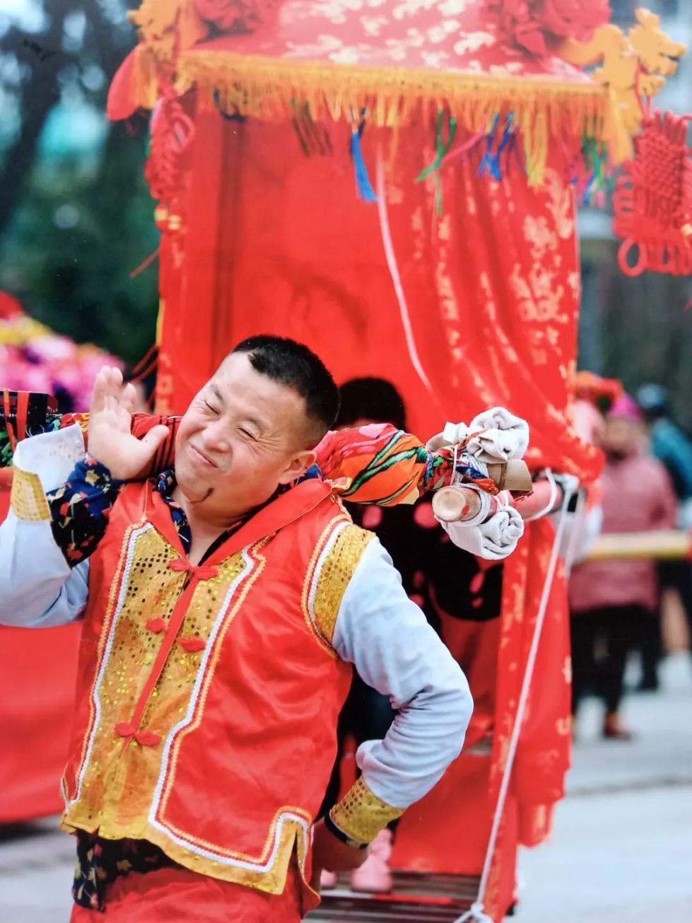 两岁的姑娘过年跟着妈妈回娘家,去了妈妈小时候住过的老房子,陪妈妈一