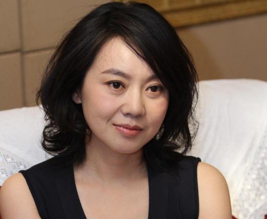 闫妮素颜与友吃饭,穿""大妈款""t恤很随意,难怪如今