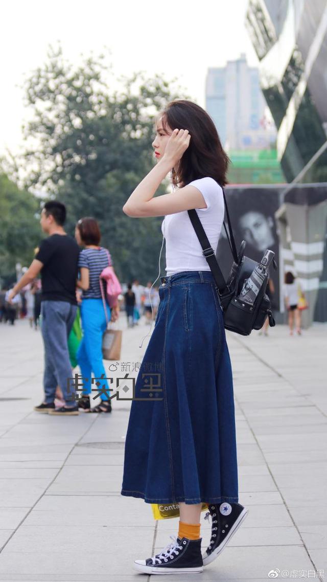 北京街拍,白色短袖搭配牛仔长裙,再穿上帆布鞋,文艺范