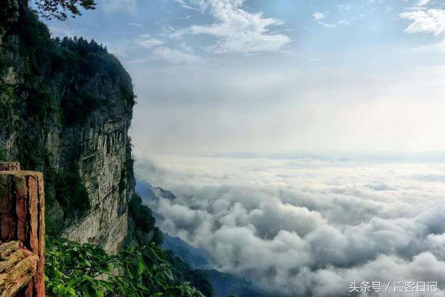 5颗星 摩围山风景区地处重庆市彭水县南部,距县城31公里,平均海拔1500