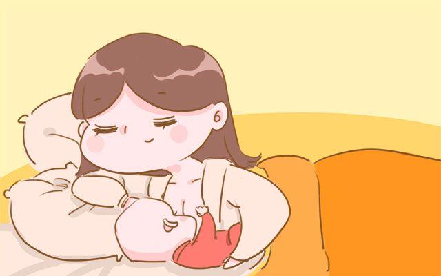 宝妈喂奶太累的时候,也可以在床上侧卧喂宝宝,一只胳膊揽着宝宝的身体