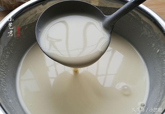 4.面糊稍微和稀点,煎饼好摊,稀稠度和我图片上这种程度即可.