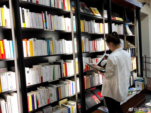 王丽坤晒出在法国巴黎图书馆看书的照片.