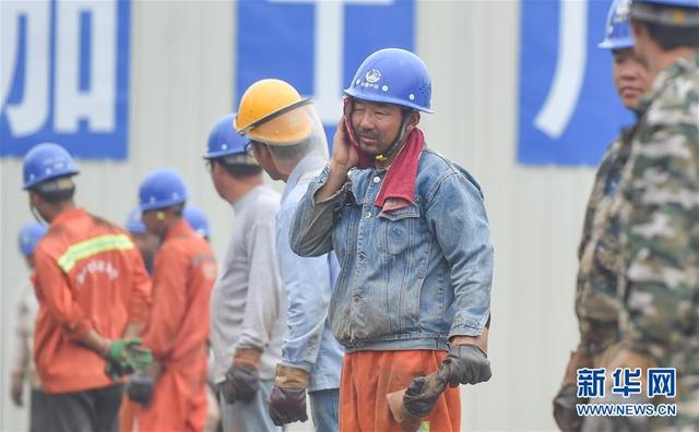 4月29日,在中铁上海局福州地铁五号线金山站施工现场,工人在作业间隙