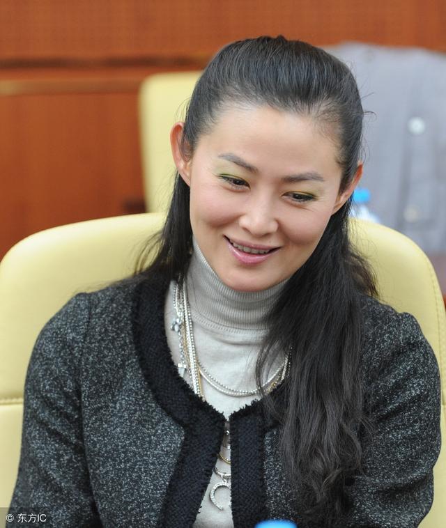 王思懿,曾经登上春晚和巩汉林以及潘长江表演小品《同桌的她》!