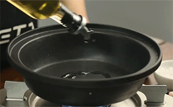 红辣椒 黄辣椒 西芹 洋葱 花蛤 蒜 洋葱 姜黄粉 大米 胡椒粉 辣椒粉