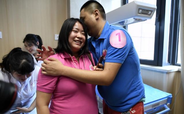 孕妇分娩阵痛可达10级,男人体验"生孩子",疼到一半就