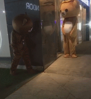 搞笑gif:老外能把施工安全帽挡球踢,而且还这么溜!