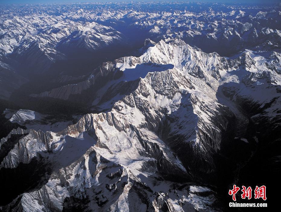 航拍喜马拉雅山.王琛 摄