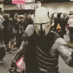 搞笑gif:这位先生,麻烦你抽烟请到外面