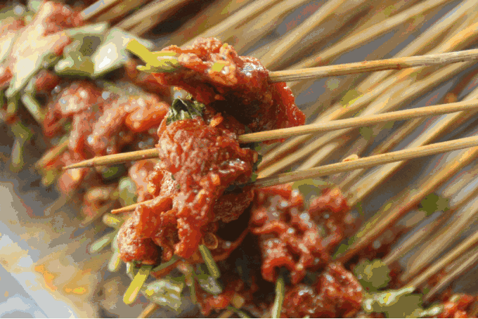 中青看点 美食频道 ></p></a> 正文   麻辣有约串串 以麻辣为主,锅底到最后