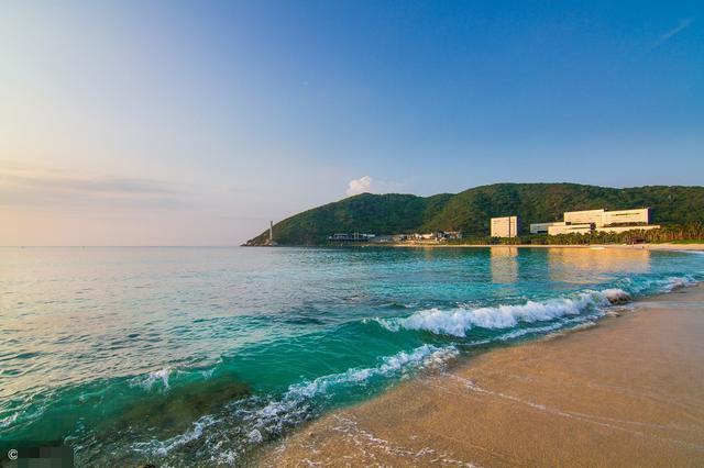 天下第一湾亚龙湾位于中国最南端的热带滨海旅游城市三亚市东南28公里处,是海南最南端的一个半月形海湾,全长约7.5公里,是海南名景之一。亚龙湾沙滩沙粒洁白细软,海水澄澈晶莹,而且蔚蓝。能见度7-9米。海底世界资源丰富,有珊瑚礁、各种热带鱼、名贵贝类等。年平均气温25.5C,海水温度22-25.