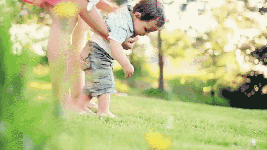 夏天了!到底要不要给宝宝的小脚丫透透气,不穿鞋呢!