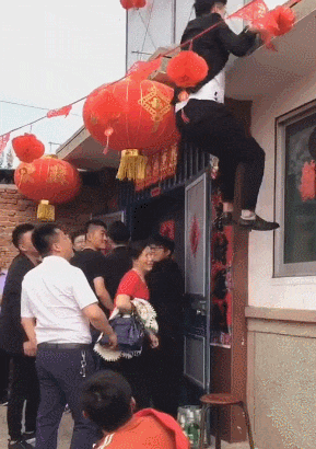 搞笑gif:原来钣金师傅也是这么简单啊,这钱挣的也太