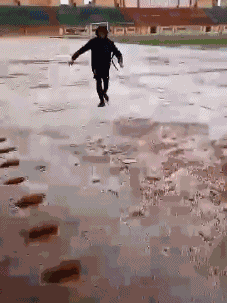 搞笑gif:姑娘,你是在用内力喝酒吗?这么厚的纱布都能