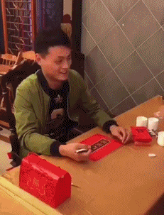 搞笑gif动图:男人跟你喝酒,都是有目的性的!