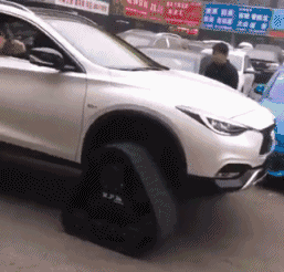 搞笑gif:哥们,你的车轮看起来好牛