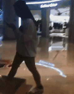 搞笑gif动图:男人跟你喝酒,都是有目的性的!