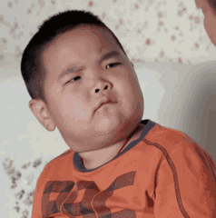 搞笑gif:女儿拿起我脚的一闻,我感觉她的表情不是装的!