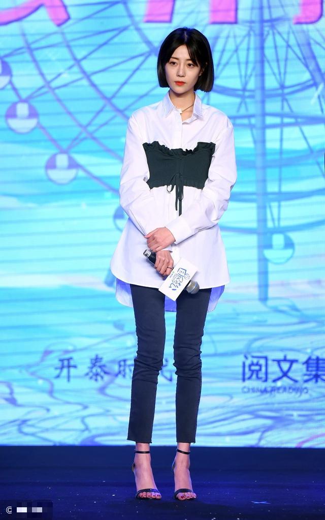 李溪芮:出席活动,网友:那一抹黑是什么操作,没有是不