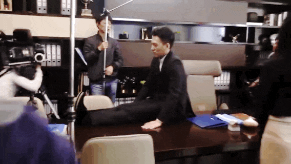 搞笑gif:大哥今天这个婚,你恐怕是不想结了吧