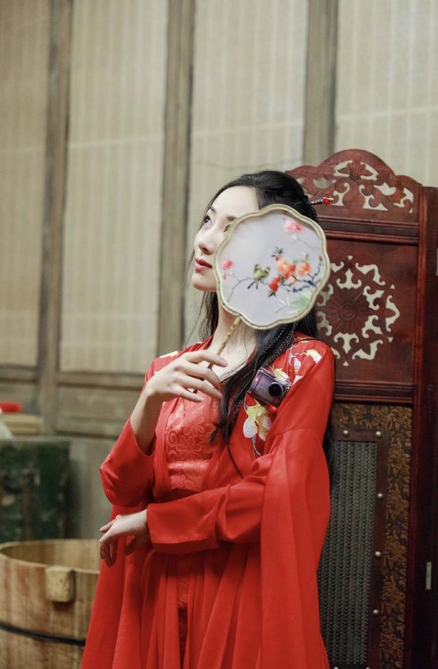 韩雪不接演古装女主角太可惜了,节目中红衣造型很惊艳