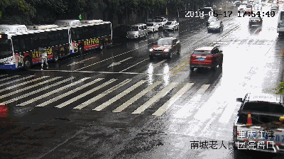 小车突然冲进对向车道,来听听司机讲述事故经过