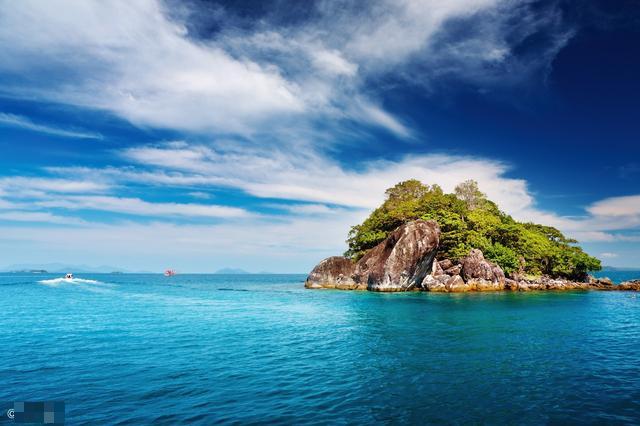 喜欢去海岛旅行,因为,只有在这个孤悬于外的地方;才有与世隔绝的安全感,才能彻底放空自己,忘却所有世间的烦扰...除了马尔代夫、巴厘岛、塞班等国外知名海岛,我国也有很多不可忽视的海岛.. 例如山东,是在这里聚集了很多国内最美的海岛,在这,你可以沐浴着凉爽海风,漫步于柔软的白色沙滩之上;可以登上硇洲灯塔,眺望海天一色的美景;可以在清晨见证徐徐朝阳染红海面,在天空泼洒绚丽色彩的壮丽景观;可以在日暮时分,目睹浓烈夕阳缓缓没入天边;还可以潜入湛蓝的海水,畅游这无垠的汪洋 小编挑选整理了山东10座最美的海岛这个