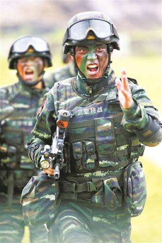 毒贩想拿大砍刀 武警特战尖兵重拳猛击脑门擒凶