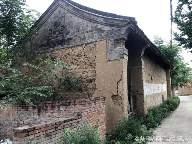 听80岁以上的老年人说,旧社会老百姓大多住的是草房,住这样房子家境