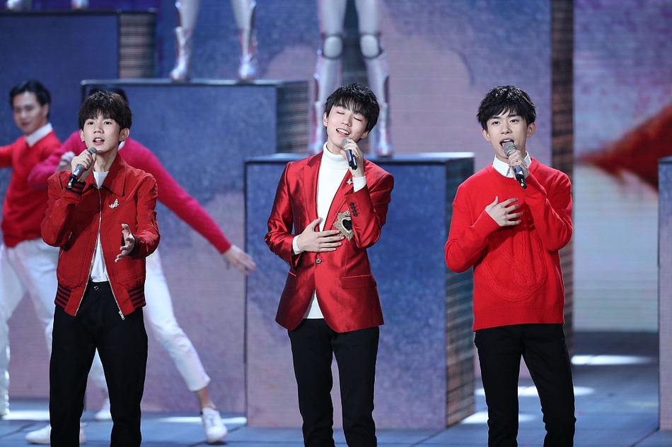 2018年央视春晚舞台上tfboys演唱《我和2035有个约》,结果今天