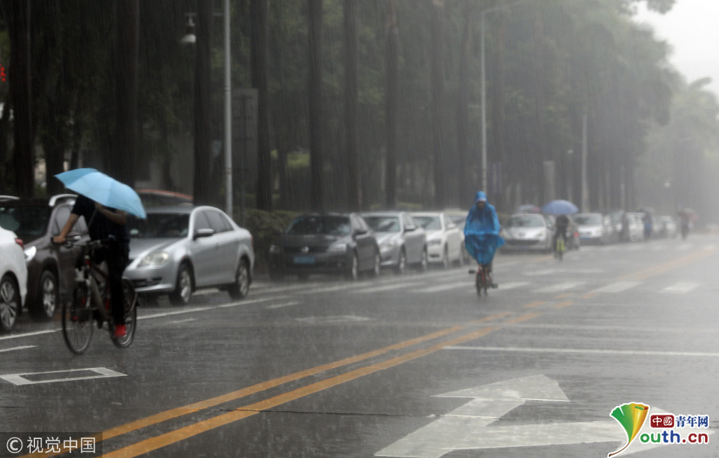 台风"艾云尼"带来强降雨 深圳雨水浸街开车如行船