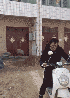 搞笑图片段子:大哥,你这是跟警察杠上了吗