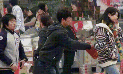 搞笑gif:哥们,你成功的骗到我了,假装有女友