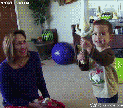 搞笑gif:她喜欢卧室的大衣柜!