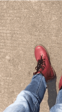 这才叫拖鞋,拖着鞋走