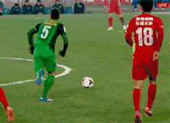 搞笑gif——足球场上的爆笑瞬间,每一个都是满满的笑