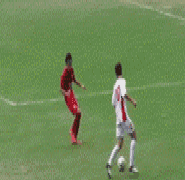 搞笑gif——足球场上的爆笑瞬间,每一个都是满满的笑