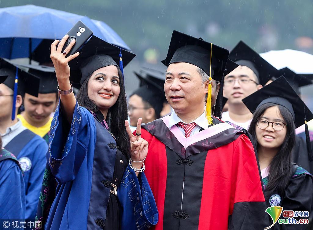 当日,武汉大学2018年毕业典礼暨学位授予仪式在九一二操场举行.