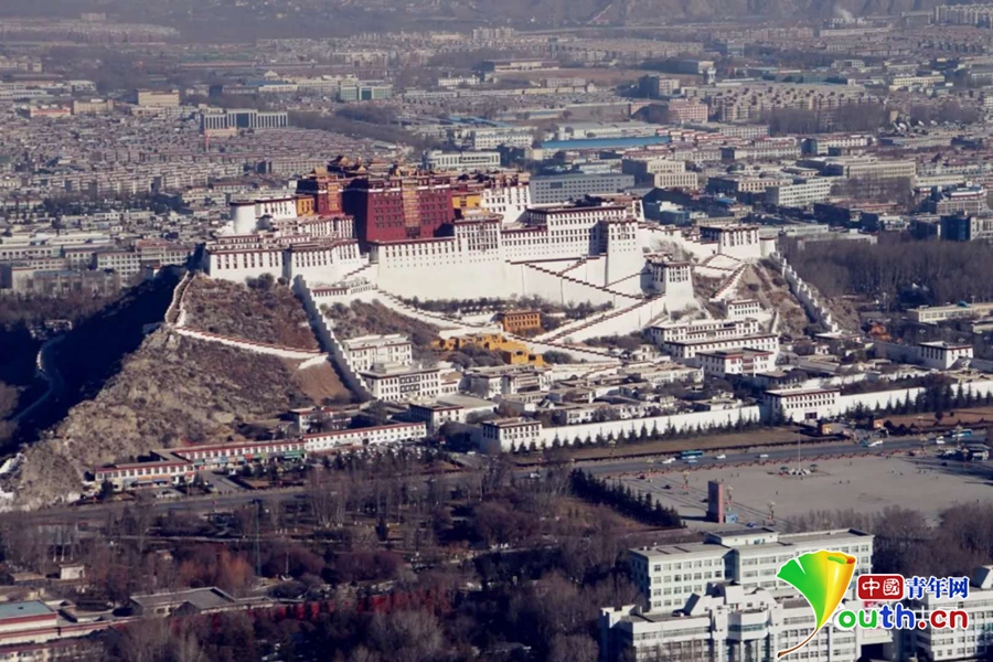从高空俯瞰拉萨最著名的建筑布达拉宫.雪鹰通航供图.