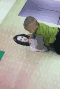 搞笑gif动图:真邪恶,美女突然想到了什么?