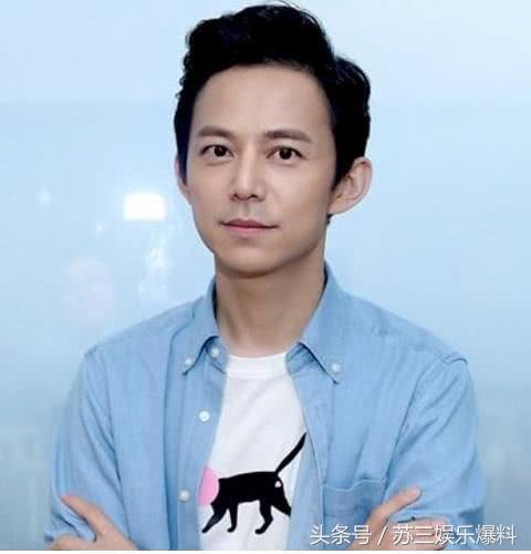 何炅出生于1974年,毕业于北京外国语大学阿拉伯语文学系,有着良好的