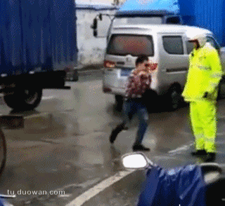 搞笑gif:保龄球正确的玩法,原来我们一直都错了!